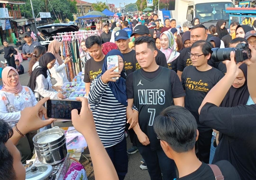 Fitron Nur Ikhsan Ajak Masyarakat Bergerak Aktif melalui Jalan Santai di Alun-alun Pandeglang